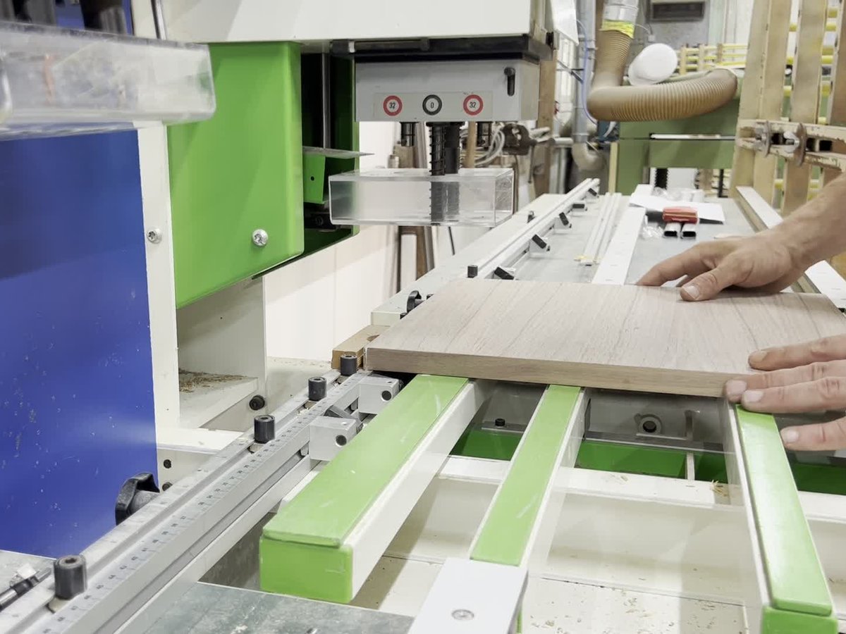 Präzisionsbohrung an einem Möbelbauteil in der Werkstatt